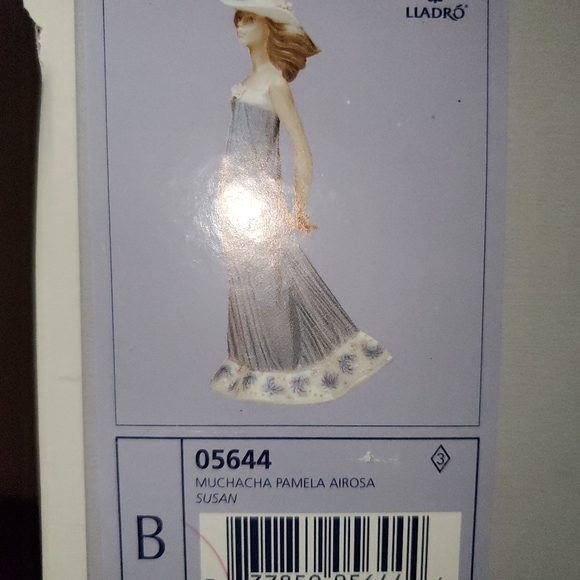 Lladro Susan #05644 - Picture 10 of 11